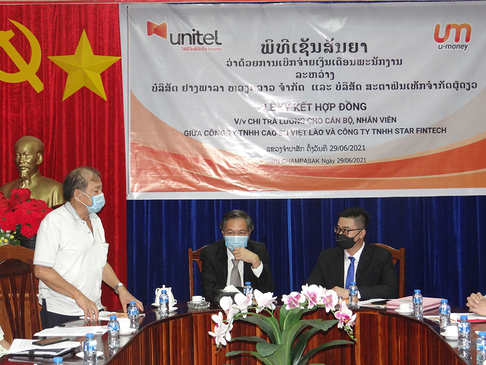 Lễ ký kết hợp đồng về việc việc chi trả lương cho cán bộ, nhân viên